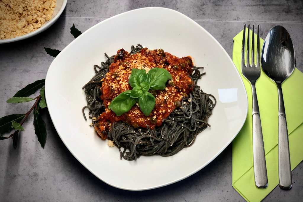 Vegane Tomatensoße sardinische Art mit Black Bean Spaghetti ...